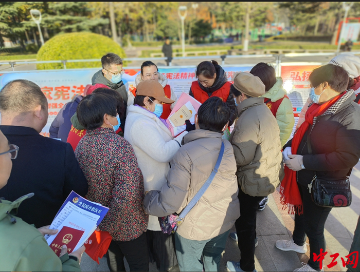 濮陽市總工會憲法日普法 讓法律走到職工身邊，走進(jìn)群眾心里